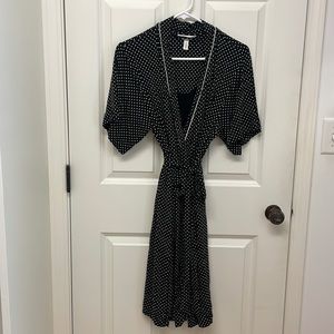 Soma black and white polkadot, women’s short sleeve robe size small